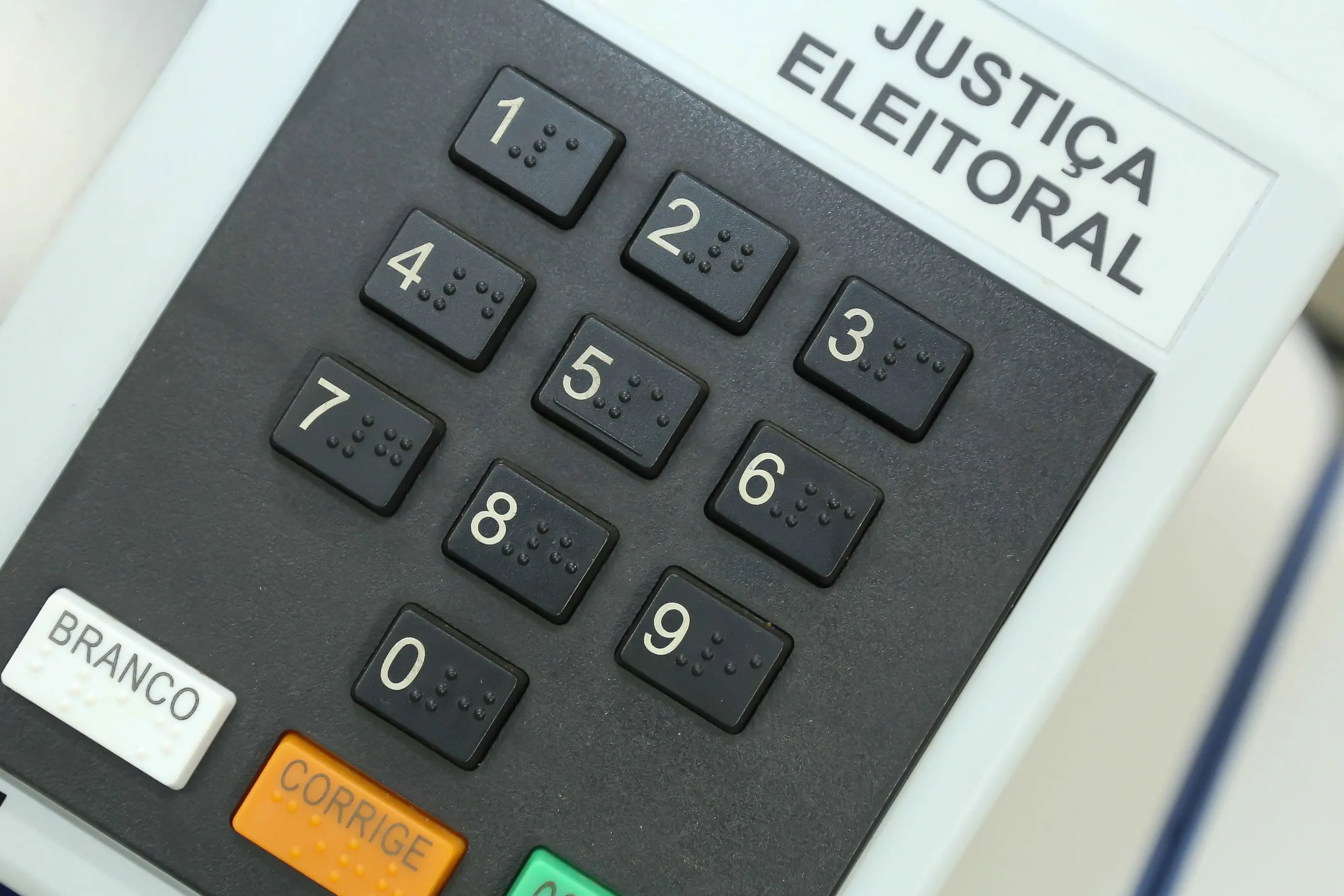 Por que a urna eletrônica começa pelos deputados e sua importância