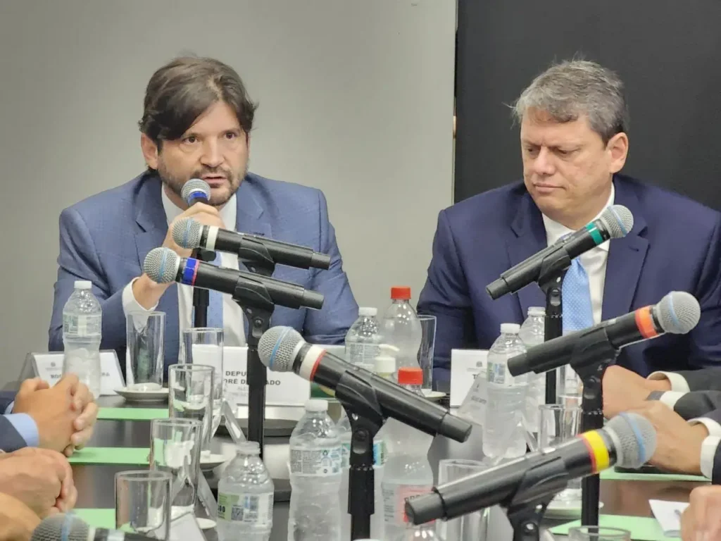 Tarcísio e André do Prado discutem sucessão na Alesp com PL forte