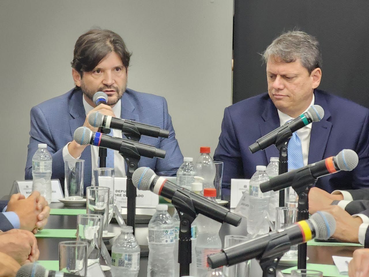 Tarcísio e André do Prado discutem sucessão na Alesp com PL forte