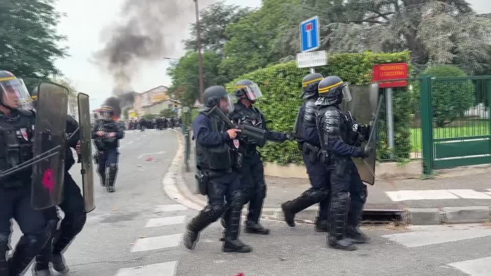 Onda de violência fecha mais de 400 escolas na França agora
