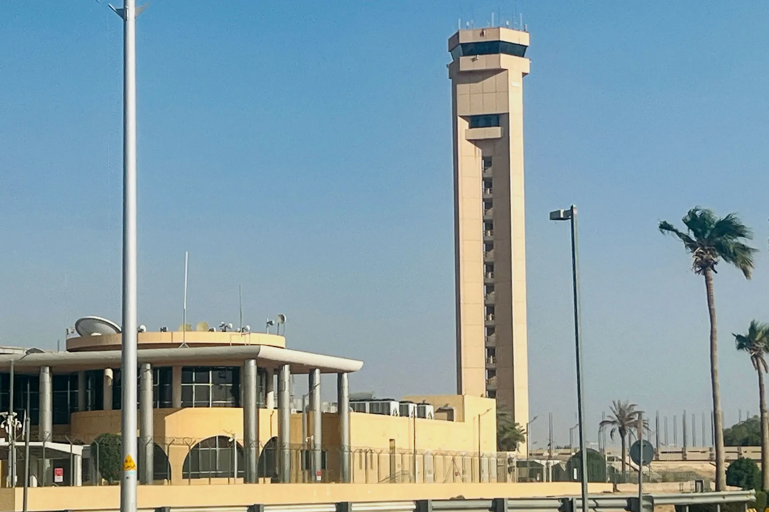 Arábia Saudita avalia retaliar ataque a aeroporto com cautela