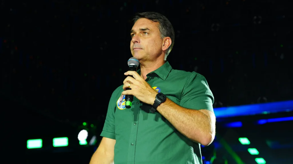Defesa de Flávio Bolsonaro busca resposta após 30h sem contato