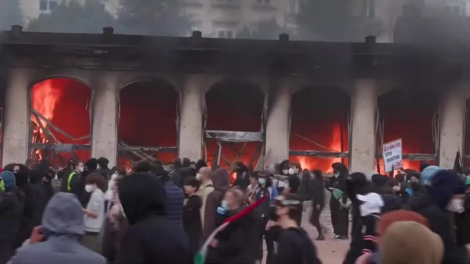 Prédio de turismo em Lyon é incendiado durante protestos.