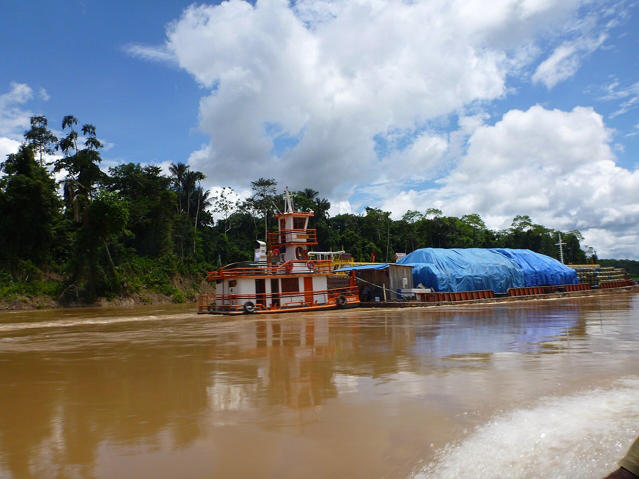 Balsa com carga coberta navegando no rio Juruá, no interior do Amazonas