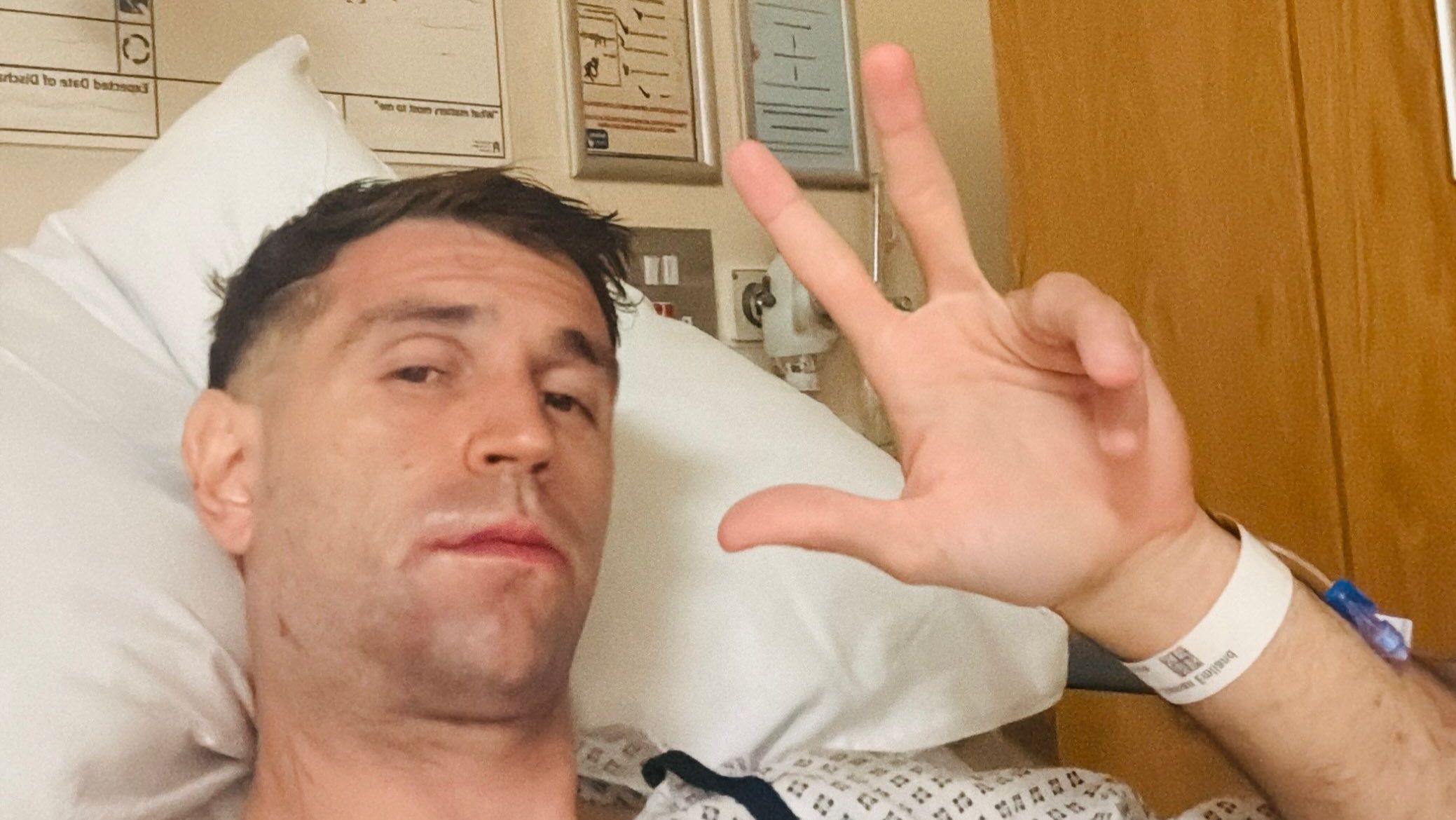 Dibu Martínez passa por cirurgia e tranquiliza fãs com recado