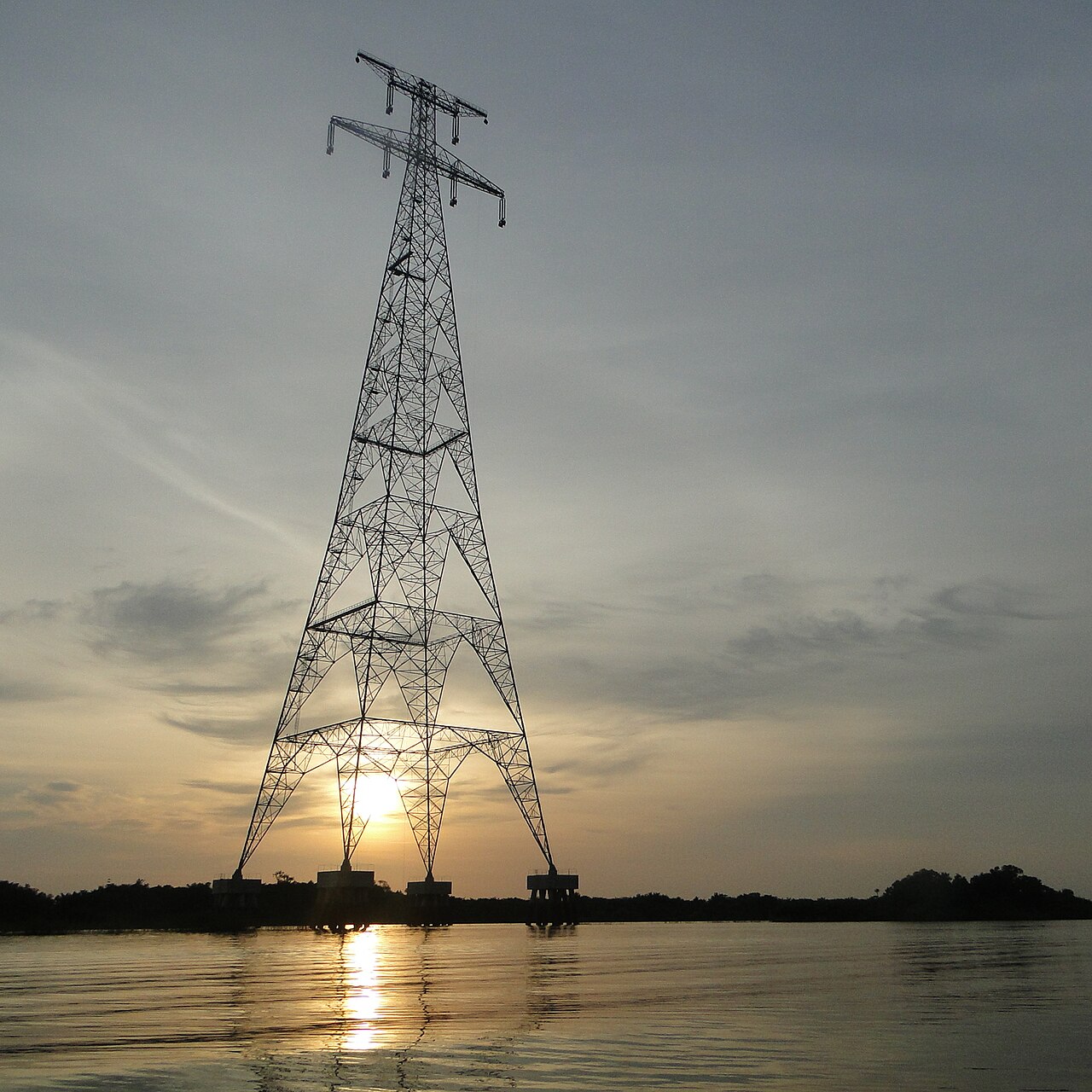 Torre de linha de transmissão de energia sobre rio na Amazônia