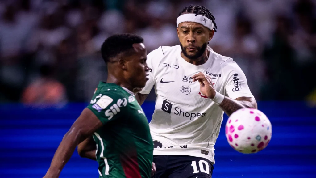 Memphis Depay está fora do jogo entre Corinthians e Vitória devido a lesão