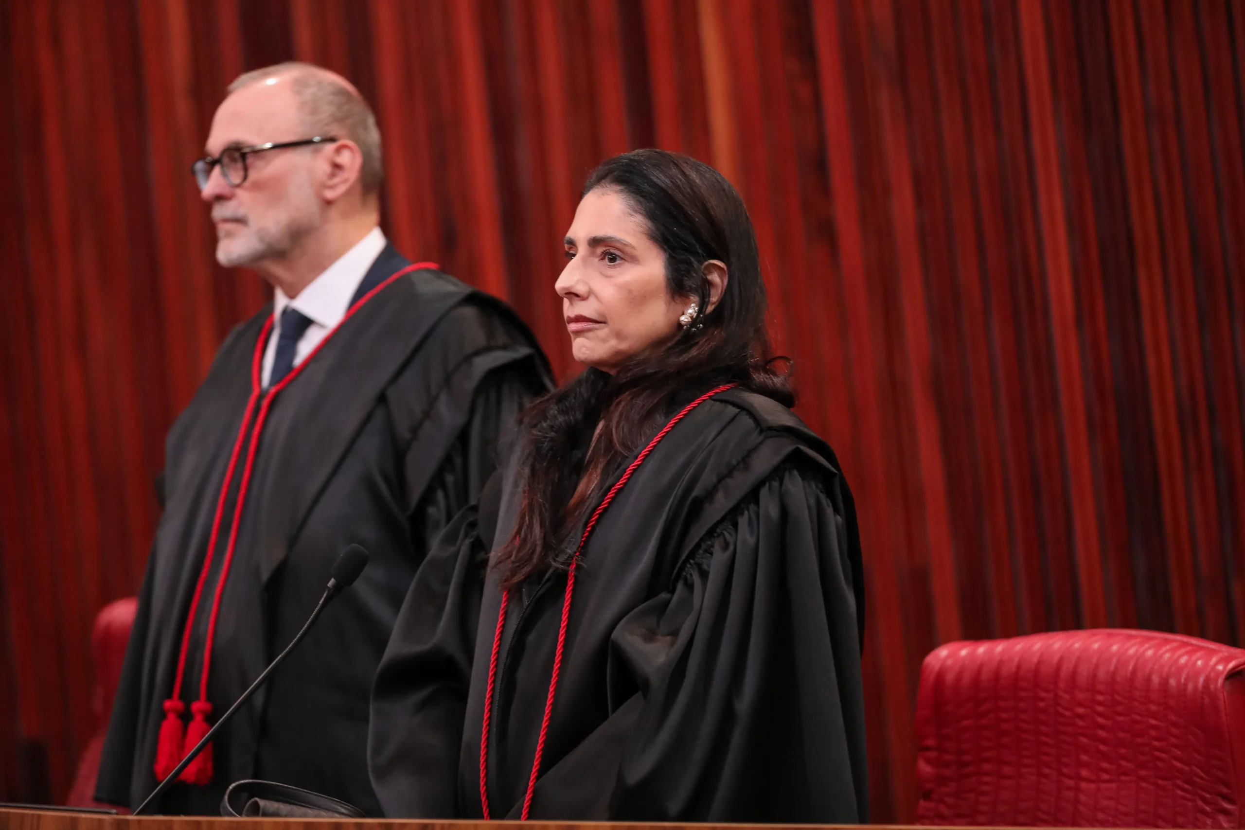 Ministra que barrou cadeira vazia de Lula em debate sofre misoginia