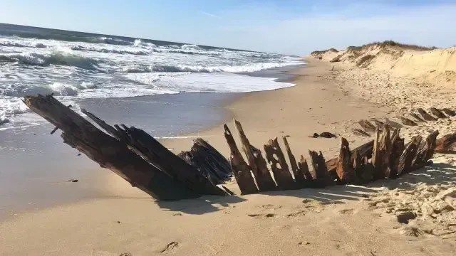 Tempestade violenta revela destroços de navio histórico na praia