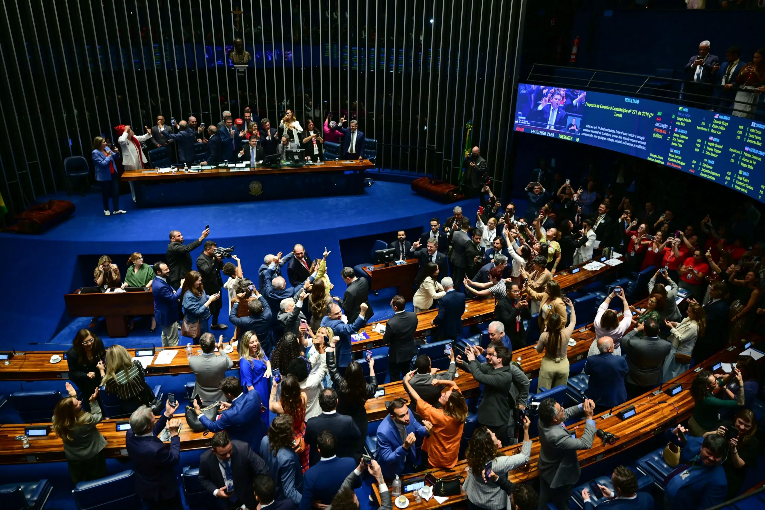 Congresso promulga PEC que acaba com a escala 6×1 e traz benefícios