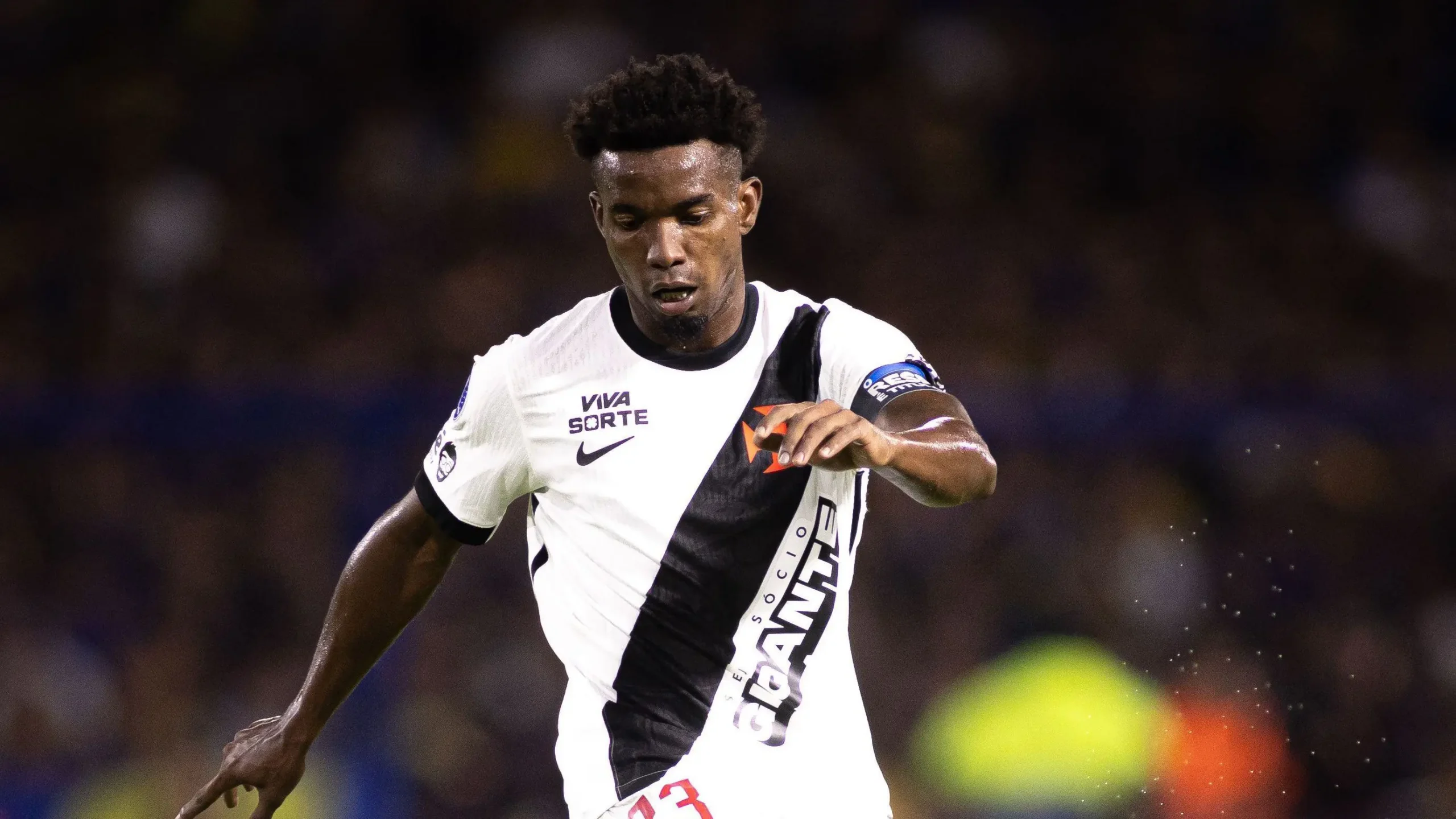 Thiago Mendes, capitão do Vasco, enfrenta racismo após jogo